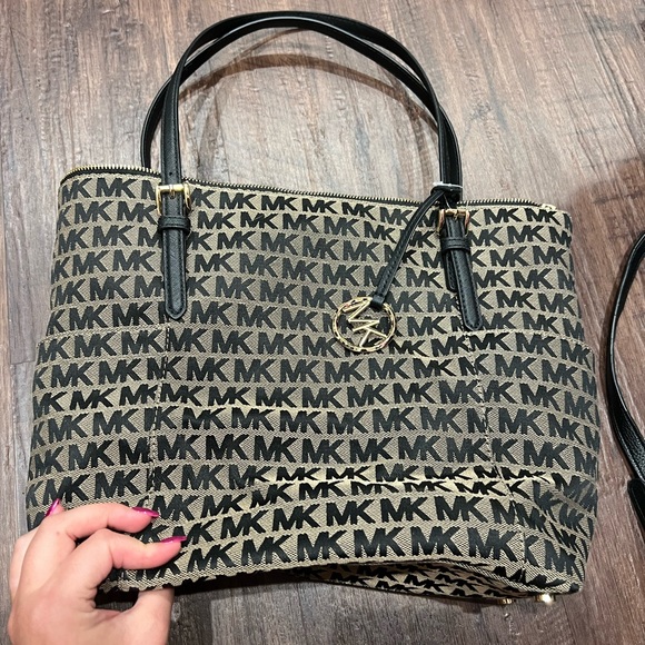 Michael Kors matching ourse and wallet - Picture 4 of 7